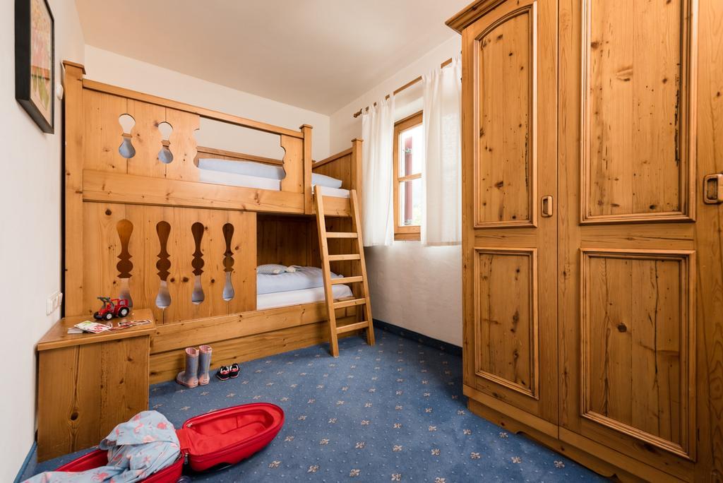 Ansitz Wirtsgut - Familienappartements In Den Bergen 레오강 외부 사진