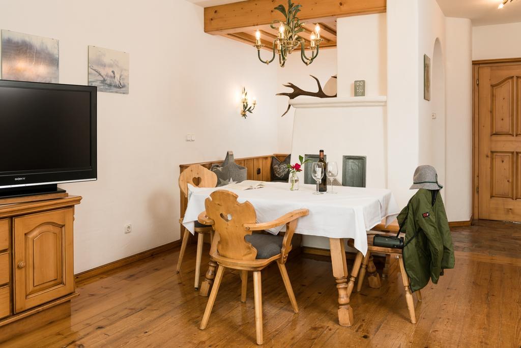 Ansitz Wirtsgut - Familienappartements In Den Bergen 레오강 외부 사진